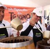 Tejuineros despachando tejuino en el marco del festival del Tejuino de Guadalajara en el año 2023.