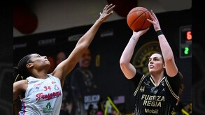 Jugadoras de Fuerza Regia y Freseras Femenil en su partido de basquetbol.