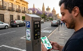 Hombre viend aplicación de Blinkay