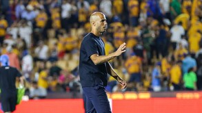 Guido Pizarro saliendo del Estadio Universitario luego de un partido de Tigres.