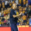Guido Pizarro saliendo del Estadio Universitario luego de un partido de Tigres.