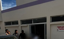 Paramédicos recibiendo a un hombre que se atragantó con sus alimentos en San Pedro, Coahuila.