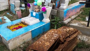 Se observan unas tumbas, aparentemente no están limpias.