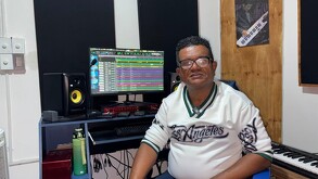 Jhimmy Cuéllar, productor de música vallenata en Monterrey, en su estudio en Nuevo León.