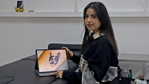 una mujer muestra el dibujo del tatuaje de una mascota