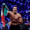Alberto del Río festeja con la bandera mexicana tras su aparición en un evento de lucha libre.