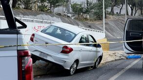 Vehículo impacta en nodo de carretera a Chapala en Guadalajara