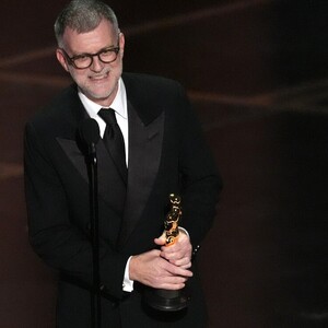Paul Thomas Anderson recibe el premio a mejor dirección.