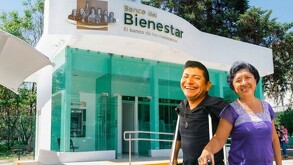 Personas con discapacidad cobrando su pensión Bienestar.