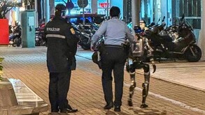 Arrestan a robot humanoide en Macao, China, por asustar a una mujer en la vía pública.