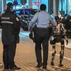 Arrestan a robot humanoide en Macao, China, por asustar a una mujer en la vía pública.