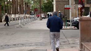 Hombre caminando con frío.