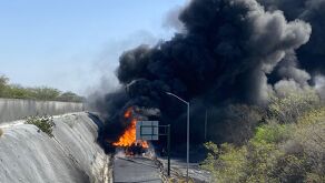 Pipa incendiada en autopista a Reynosa.