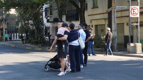 Mexicanos haciendo simulacro de sismo.