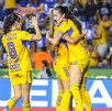 Tigres Femenil celebrando la victoria con su goleadora Diana Ordóñez.