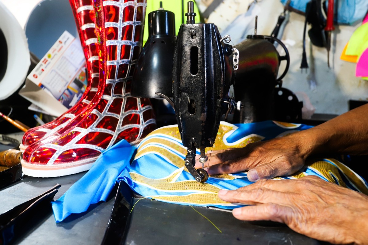 Así es el taller de La Zaeta, quien hace máscaras para luchadores a mano.