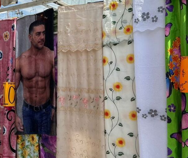 Cobijas, frazadas viajeras y toallas con la imagen de Omar García Harfuch comenzaron a circular en comercios textiles de los municipios de Moroleón y Uriangato.