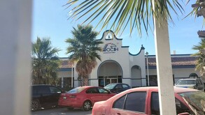 Se observa una fachada color blanco con unas letras que dicen Leoch Battery.