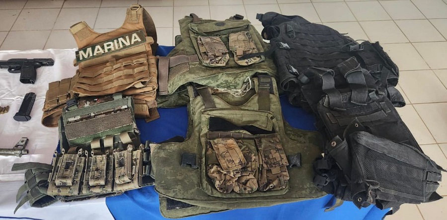 Equipo táctico con la leyenda 