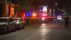 Policías resguardan cadáver de joven que fue asesinado en Naucalpan.