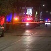 Policías resguardan cadáver de joven que fue asesinado en Naucalpan.