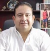 Gustavo Robles Martínez, presidente municipal de Autlán de Navarro con una imagen de un partido en la Liga Premier Mx a un costado