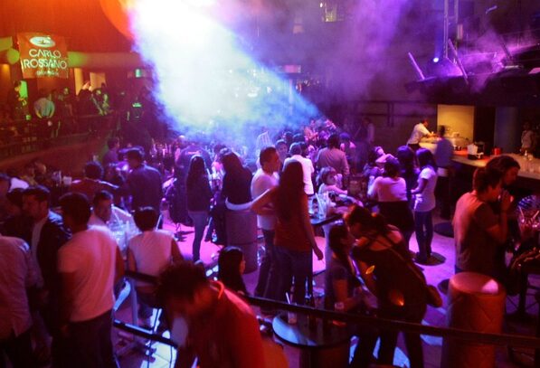 personas en un antro