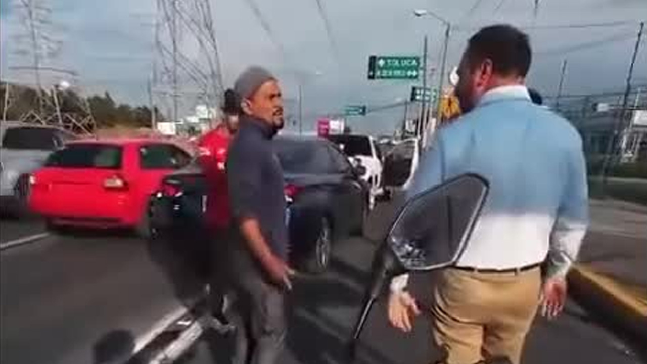 Un automovilista es golpeado y lastimado en un conflicto vial en la avenida Solidaridad Las Torres en el Estado de México; agresores intentaban cobrar el golpe.