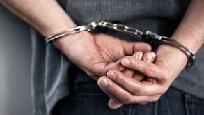 hombre arrestado por policía