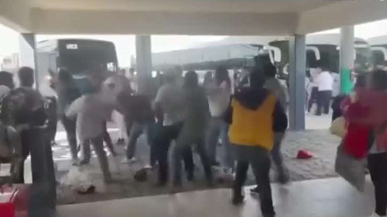 Una riña entre choferes y pasajeros en la terminal de autobuses de Ixtlahuaca generó pánico entre usuarios.