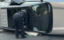 Camioneta volcada de costado