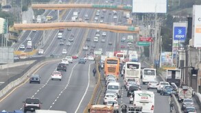 autos y camiones en la autopista méxico puebla