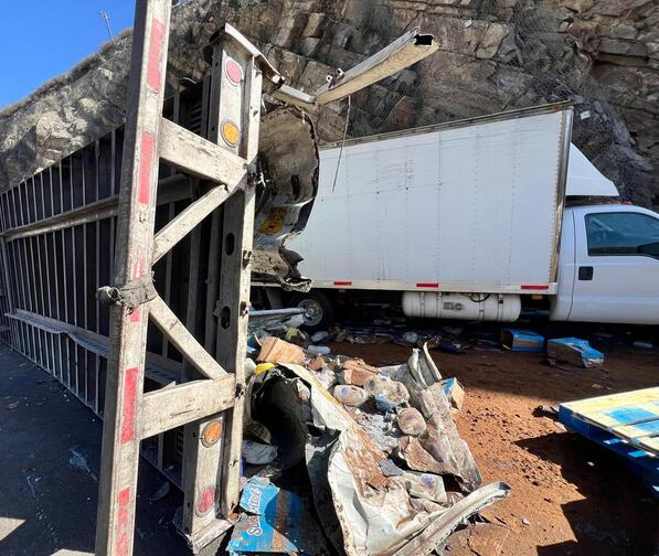 Durante más de dos horas, personal de emergencia trabajó en la limpieza del camino y en el levantamiento del tráiler, lo que generó afectaciones viales en la zo
