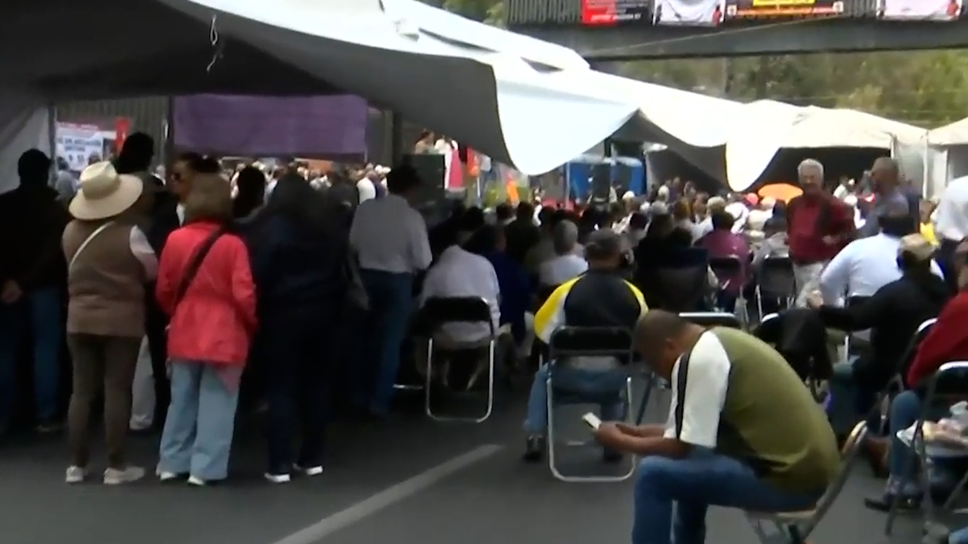 Trabajadores petroleros bloquean Marina Nacional frente a la Torre de Pemex hoy 17 de marzo. Exigen igualdad salarial y amenazan con quedarse toda la noche.