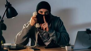 Hombre extorsionando por teléfono