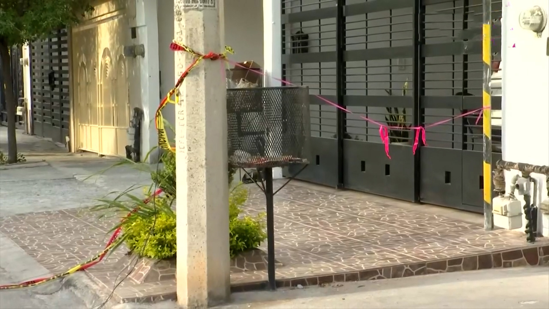 Vecinos de la colonia Joyas de Anáhuac en Escobedo reportan un fuerte incendio de cables tras la explosión de un transformador por los vientos en Monterrey.