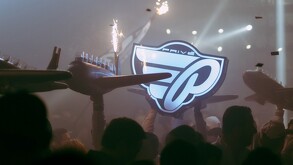 Se observa a muchas personas, no se distinguen sus rostros, están de espalda.