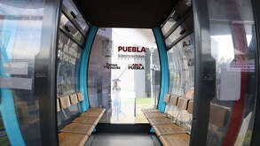 Vista desde el interior de una cabina de metrobús en Puebla.