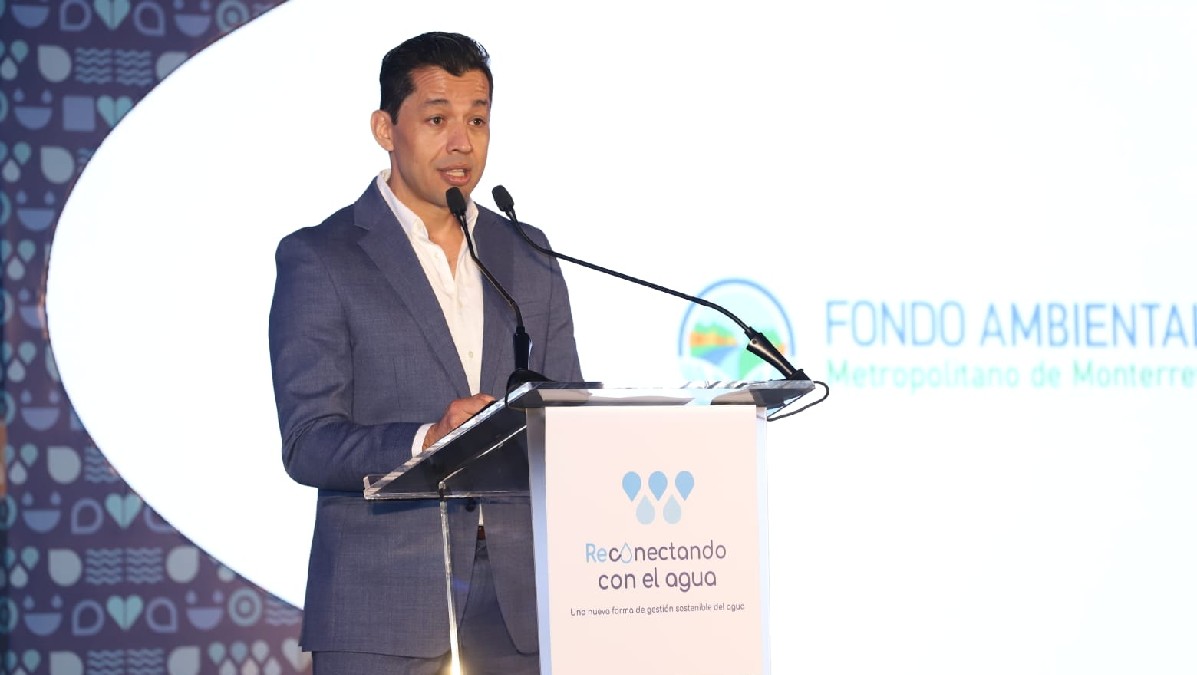Eduardo Ortegón Williamson, director de Agua y Drenaje de Monterrey, hablando en evento.