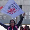 Mujer con una pancarta protesta en una caseta de Oaxaca.