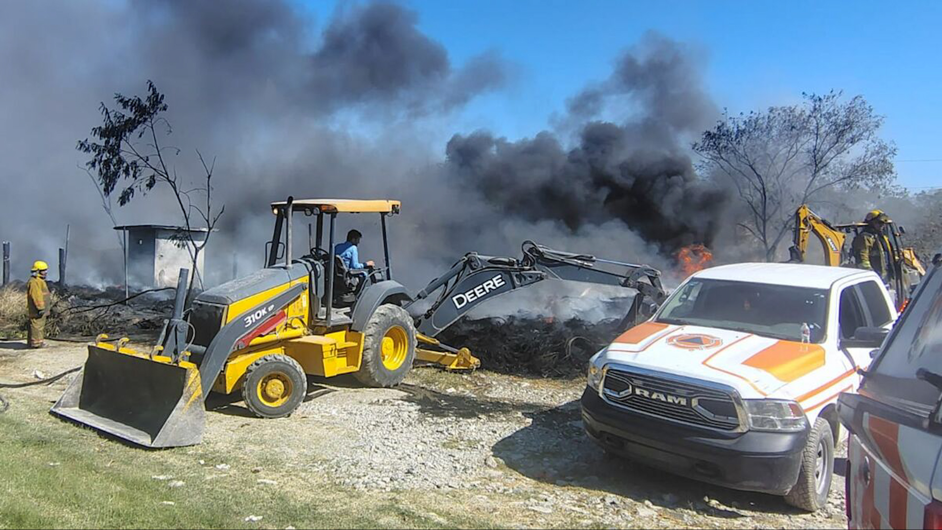 Bomberos de Nuevo León combaten un incendio de llantas en un lote baldío de Juárez. La columna de humo negro se observa desde varios kilómetros.