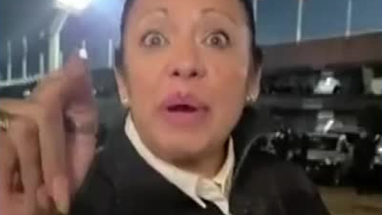 Una funcionaria de la Fiscalía de la Ciudad de México fue captada en video mientras insultaba y discriminaba a una mujer policía.