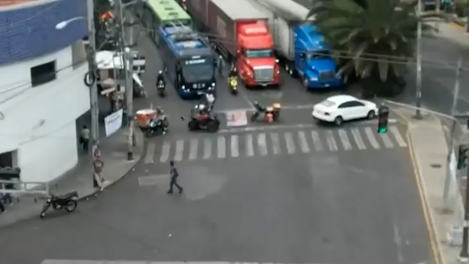 Familiares de Iker, bebé de 5 meses fallecido en una guardería de Azcapotzalco, bloquean Camarones para exigir justicia por presunta negligencia.