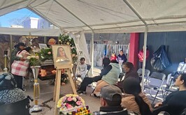 Familiares velando el cuerpo de Sarahí, mujer que murió tras ser impactada por una bala perdida en Durango.
