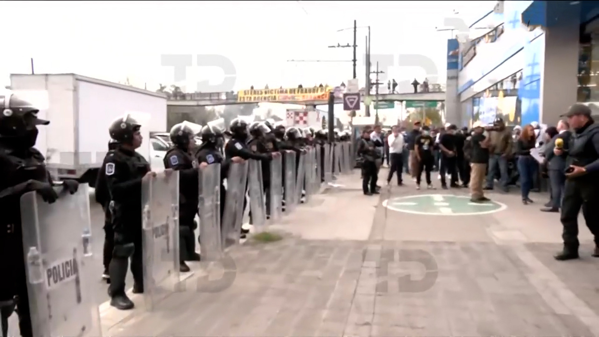 Una clienta de GMC Guerrero Plaza denuncia fraude de 800 mil pesos. La agencia no reconoce pagos realizados en sus cajas y con sellos oficiales en CdMx.