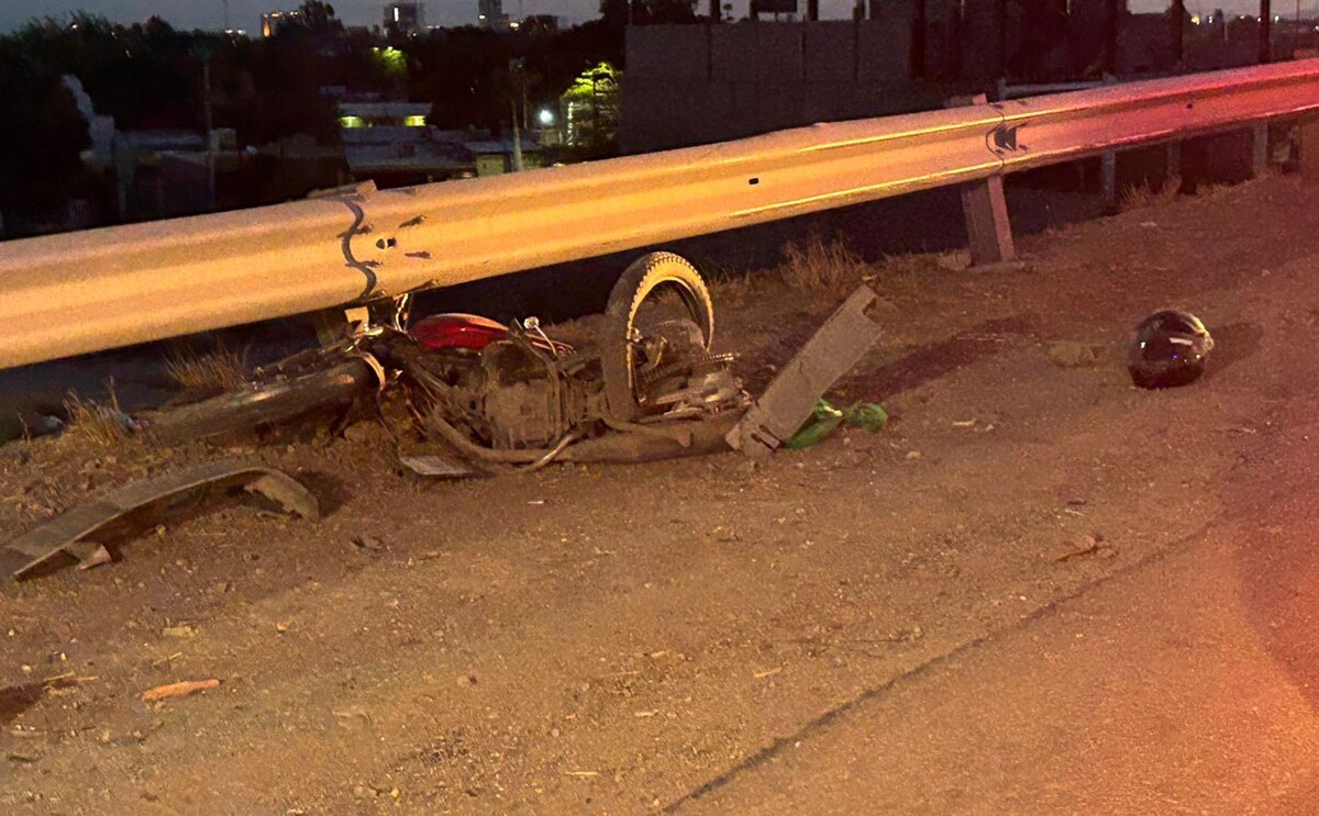 Motociclista destruida luego de que un hombre fuera arrollado por un conductor ebrio en el Puente Villa Florida.