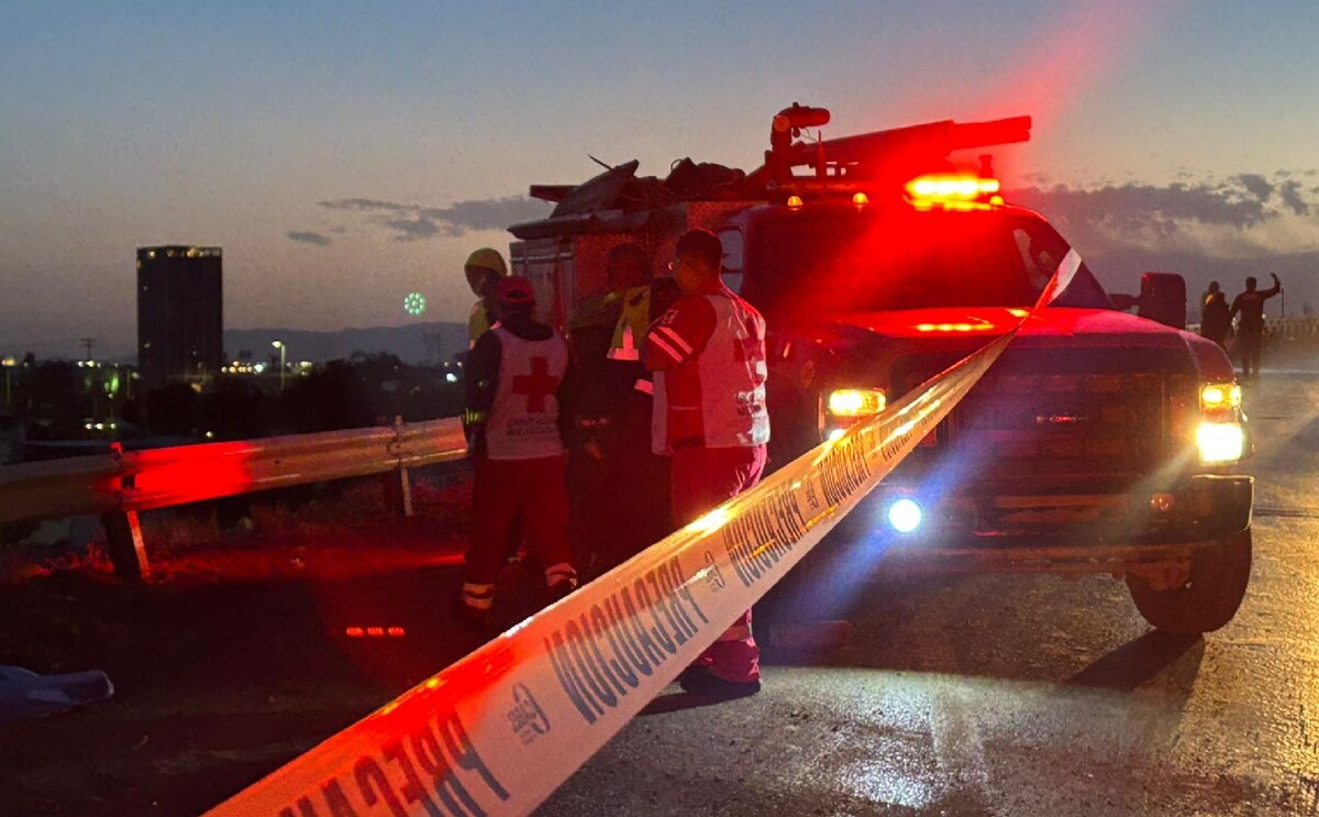 Puente Villa Florida cuerpos de emergencia y motociclista fallecido.