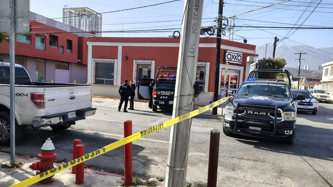 Un hombre en situación de calle murió en la vía pública en el centro de Monterrey.