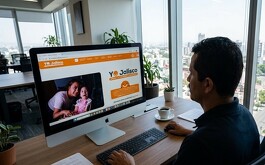 Hombre viendo computadora programa de Yo jalisco