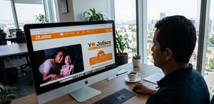 Hombre viendo computadora programa de Yo jalisco